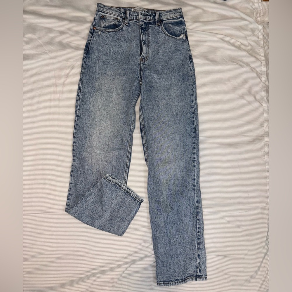 Abercrombie & Fitch 90s straight Ultra High Rise Jeans. Size 27/4R
